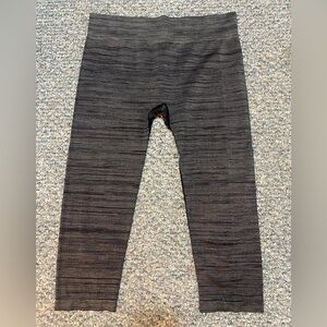 NWOT Fabletics athletic cropped leggings size L 🖤🩶
